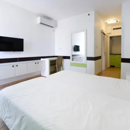 HI - Bnei Dan - Tel Aviv Hostel Отели рядом с достопримечательностью «Пляж Ха-Цук»