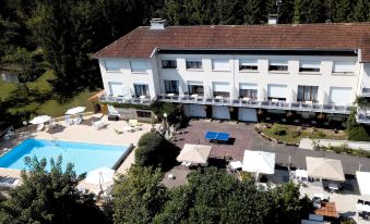 Logis Hotel Maison Carrée Restaurant O Carré DArt