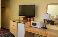 Woodland Motor Inn Hotels near Clancy Richard Arena