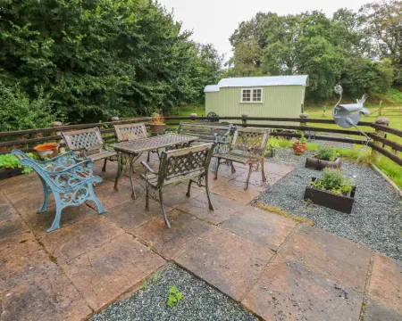 Shepherds Hut - the Hurdle Hotels in Milford Haven