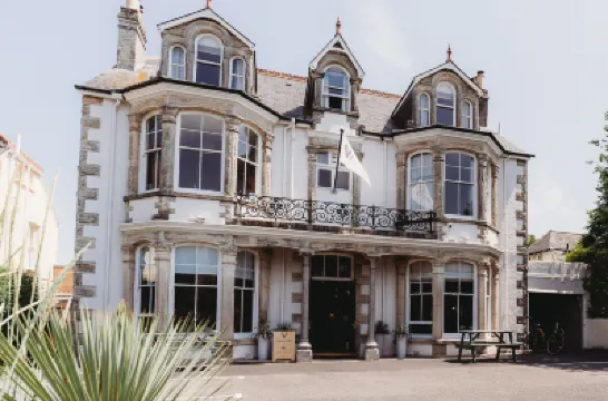 Hotel Vara Hotels near Cornwall Museum and Art Gallery