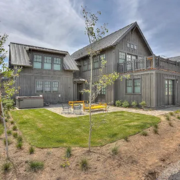 Pet-Friendly Cairn Home Features Private Hot Tub and Fire Pit on the Back Patio by Redawning