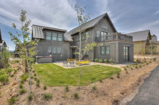 펫프렌들리 카이른 홈, 프라이빗 핫텁과 파이어 핏 있음, 뒷 파티오 바이 레드어닝