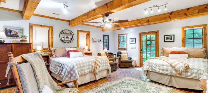 'Bear Acres Getaway' Cabin w/ Deck in Townsend! Hotels in Blount County