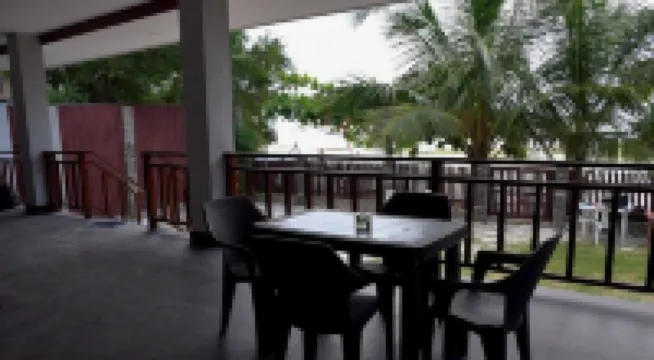 Juvy's Beach House - Entire ground floor of exclusive villa just by the beach فنادق في سیقیحور