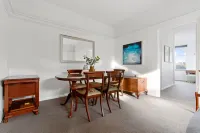 Lovely Apartment with Spectacular Views Hotels in Kirribilli