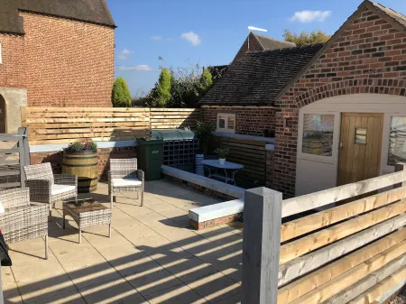 SHIRLEYWICH HOLIDAY BARNS, EQUESTRIAN AND DOG FRIENDLY, SLEEPS 2-4, detached Отели в г. Стаффорд