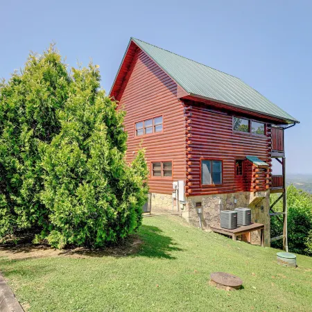 Sensational Sunset! Sevierville Home w/ Hot Tub
