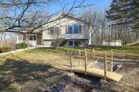 Stunning Poconos Villa - Hot Tub, Pool, Game Room, Firepit, BBQ & more. Hotels in 