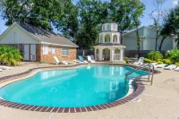 Charming Artist's nook - 1-bed condo with WiFi, AC. Close to beach and shopping