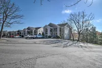 Modern Resort Condo ~ 3 Mi to Branson Landing - Wifi
