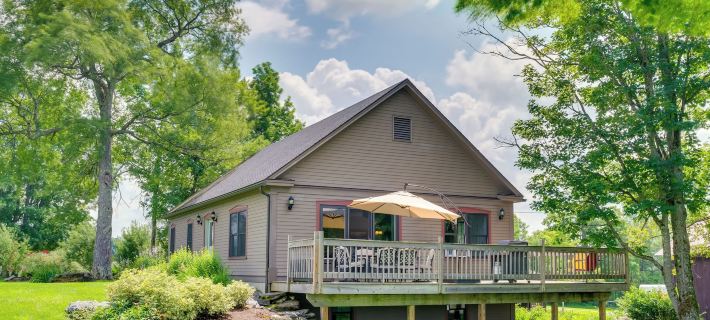 On-Site Vast Hiking Trail Hardwick Farmhouse! Hotels in Caledonia County