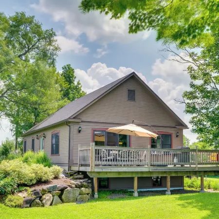 On-Site Vast Hiking Trail Hardwick Farmhouse!