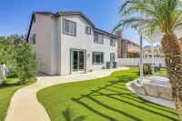 Mtn-view Gem w/ Private Yard: Luxe Beaumont Home - WiFi