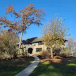 Four Mounds Inn Hotel dekat Carnegie-Stout Public Library