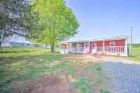 Landscape Views: Sweetwater Country Cottage! - 2-Star