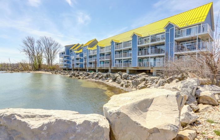 Cozy Lakefront Middle Bass Retreat w/ Balcony