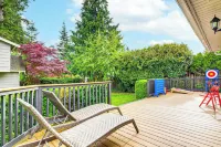 Deck + Game Room: Redmond Home ~ 17 Mi to Seattle Hoteles en Redmond