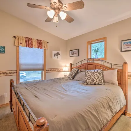 Cabin w/ AC, Hot Tub, Deck, Oversized Parking