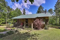 Secluded Cabin w/ Pond ~ 37 Mi to Gulf Coast! - 2 étoiles