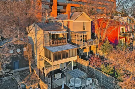 Cincinnati Home, Patio w/ Downtown Views! Отели рядом с достопримечательностью «Университет Цинциннати»