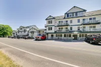 Portage Lake Condo w/ Deck & Pool Access! - 3-Star
