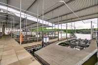 Lakefront Osage Beach Condo Dock Your Boat Here! - صديق للحيوانات الاليفة