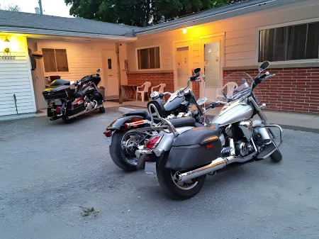 Three Island Motel Отели рядом с достопримечательностью «Gallery on The Lake»