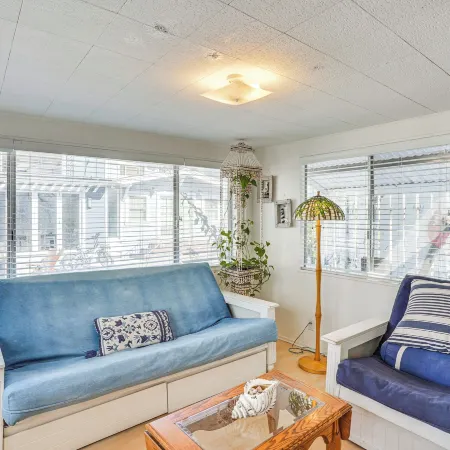 Quaint Avalon Cottage < Half-mi to Beaches!