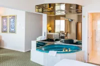 Ramada by Wyndham Thunder Bay Airlane Hotel - جاكوزي