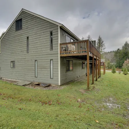 Dover Condo w/ Grill & Balcony: 3 Mi to Mt Snow!