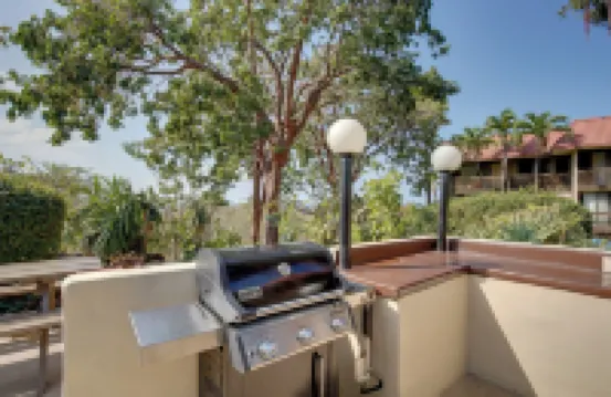 Kailua-Kona Condo Steps to Beach and Downtown!