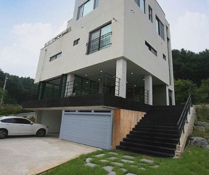 91 스테이의 모던한 객실 내부 이미지