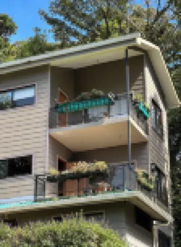 Bright Forest Retreat – 2BR w/ Balcony, Walk to Town, Birds & Wildlife