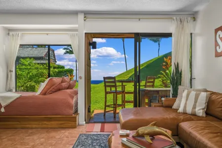 Seaside Haven- Oceanfront/Local Art/AC