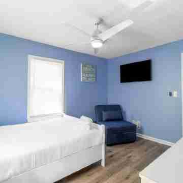 Big Blue: Serene Suite 2 Blocks from the Beach! Rooms