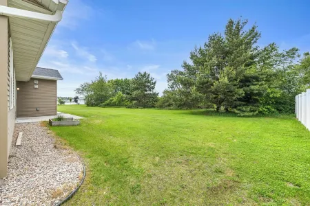 Charming 3-bedroom townhome with a backyard, WiFi and AC in delightful Plover WI