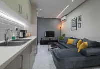 Central Cozy Home by Rentals Pro