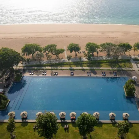 Bali Beach Hotel Отели рядом с достопримечательностью «Пляж Сегара»