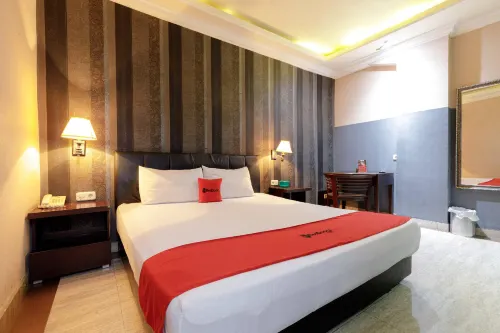 RedDoorz Plus Near Simpang Tiga Tritayasa Cilegon Hotel a Jombang