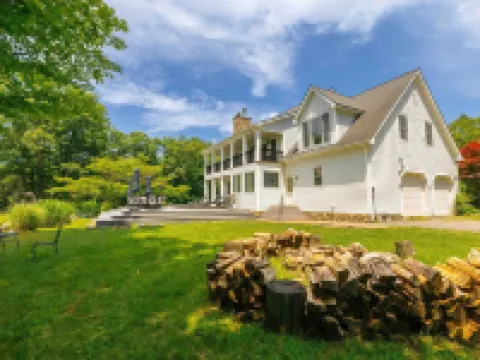NEW Spectacular Views & Private space on a Scenic Mountain 40ft Salt Water Pool Hotels in Esopus