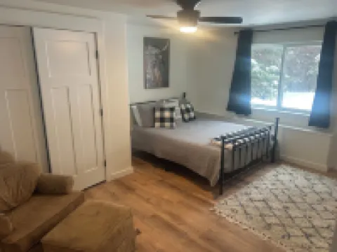 Private, luxury, 4-bedroom home minutes from downtown Bigfork Hotels in Bigfork