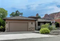 Large Sedona single family home with red rock views, walk to Bell Rock Hotels in Village of Oak Creek