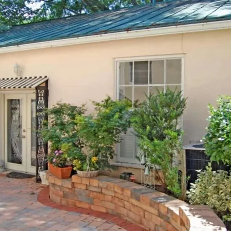 Secluded Cozy Cottage in Historic Downtown