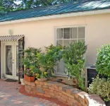 Secluded Cozy Cottage in Historic Downtown
