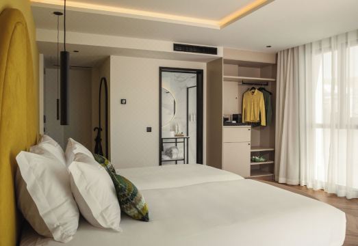 MN56 호텔의 멋진 루프탑 수영장과 휴식 공간