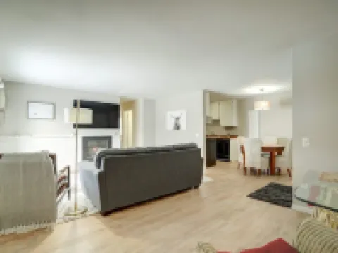 Beautifully remodeled 2 bed 104 Berkley Verona #6 Hotels in Verona