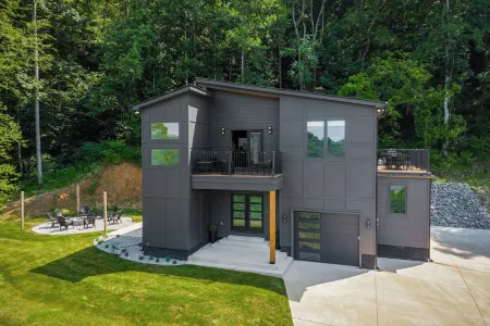 Lake Views • Modern Center Hill Home w/ Lake Trail