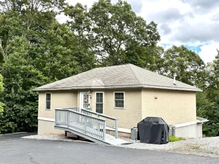 Family & Pet-Friendly, Peaceful Rural Escape. Hiking Nearby.