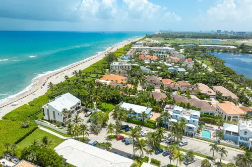 Bright Space with Beach Access and Modern Amenities - Chic Coastal Oasis